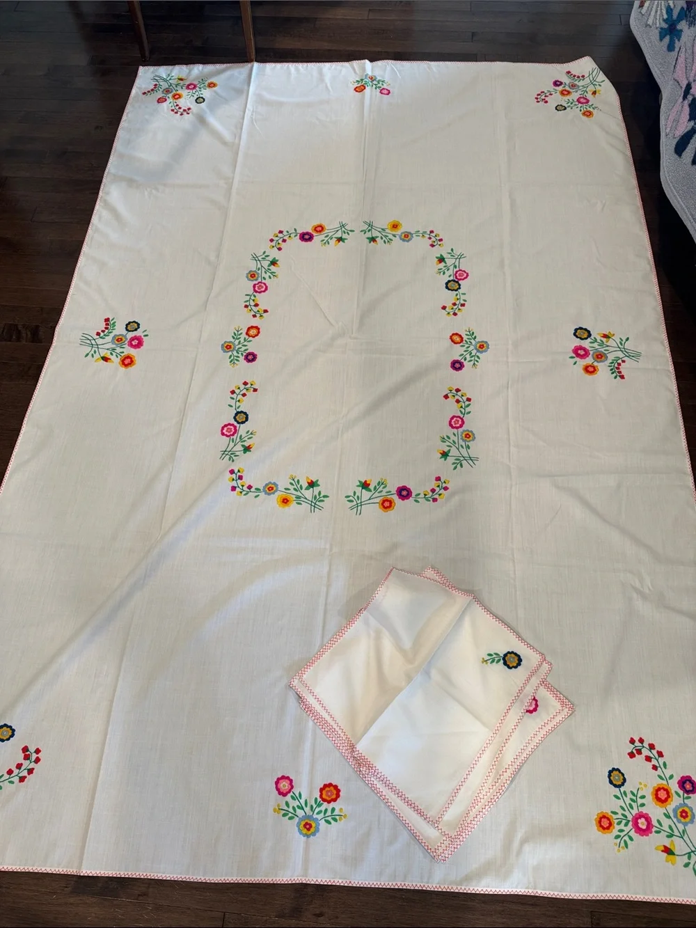 Vintage tablecloth and napkins lot floral